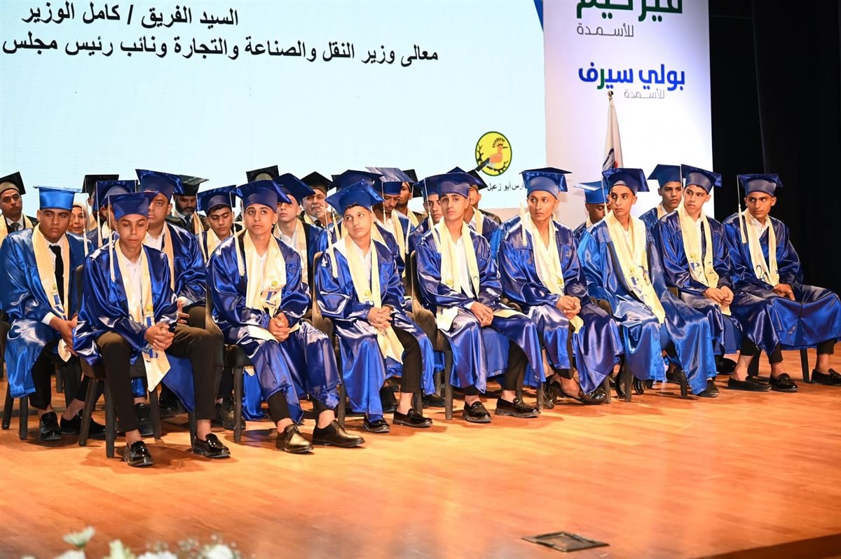 وزير الزراعة يشهد تخرج طلاب مدرسة أبوزعبل الصناعية