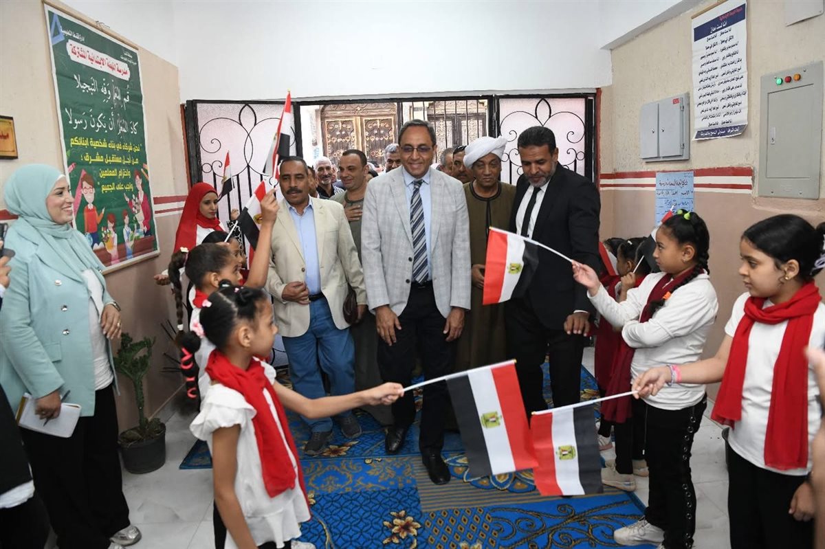 محافظ قنا يتفقد مدرسة النهضة الابتدائية بعد تطويرها