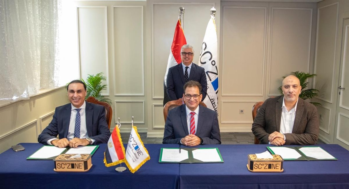 توقيع عقد مشروع شركة إنفينيتي فابريك لتصنيع الخيوط والمنسوجات
