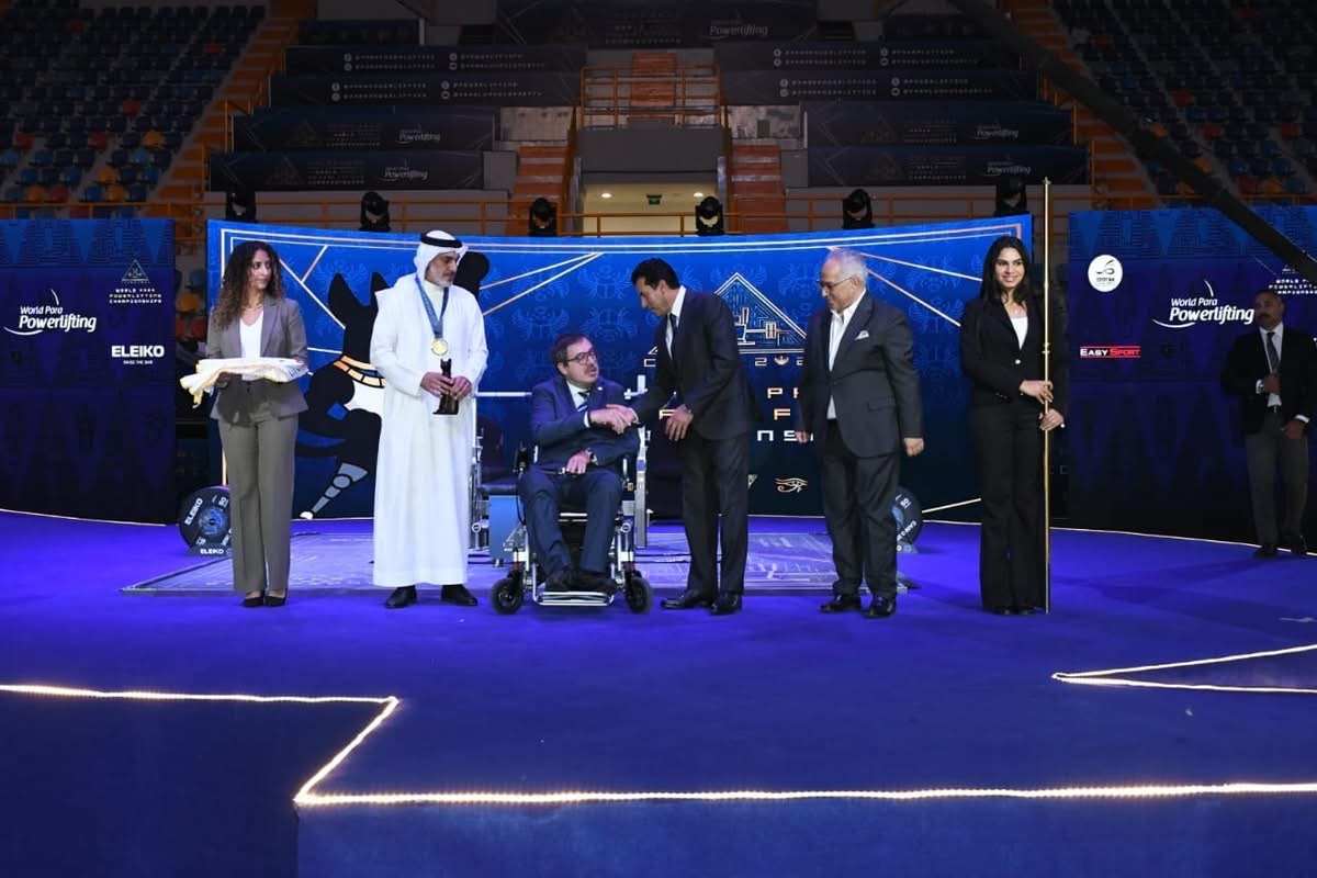 وزير الرياضة يسلم علم بطولة رفع الأثقال البارالمبية للبحرين