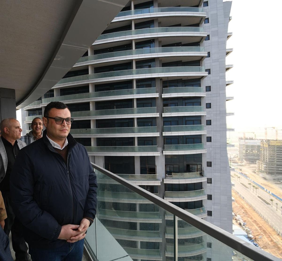 وزير الإسكان يتفقد كومبوند "مزارين"