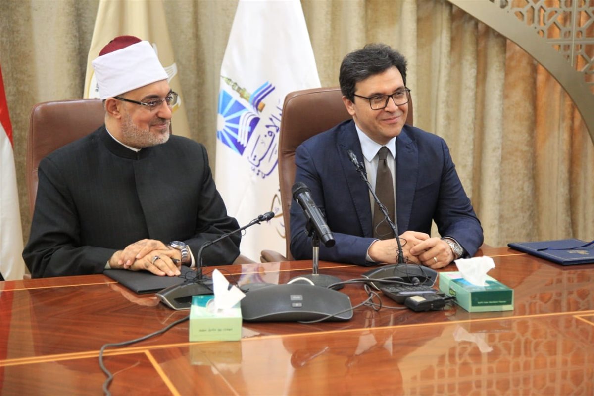 وزير الثقافة ومفتي الجمهورية خلال توقيع بروتوكول التعاون