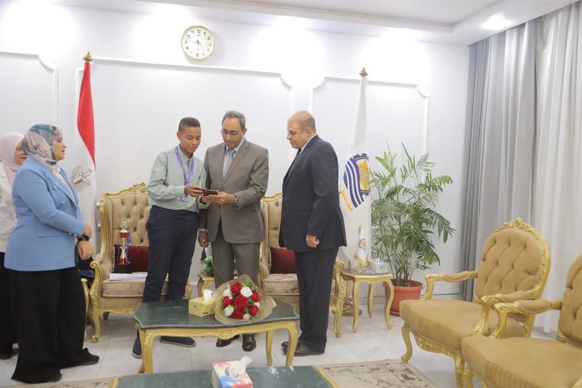 محافظ قنا يكرم الطالب مروان تامر