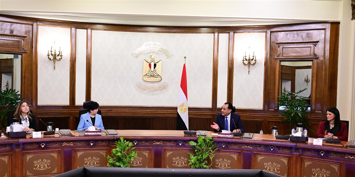 مدبولي يلتقي محافظ طوكيو ويشيد بالعلاقات المصرية اليابانية