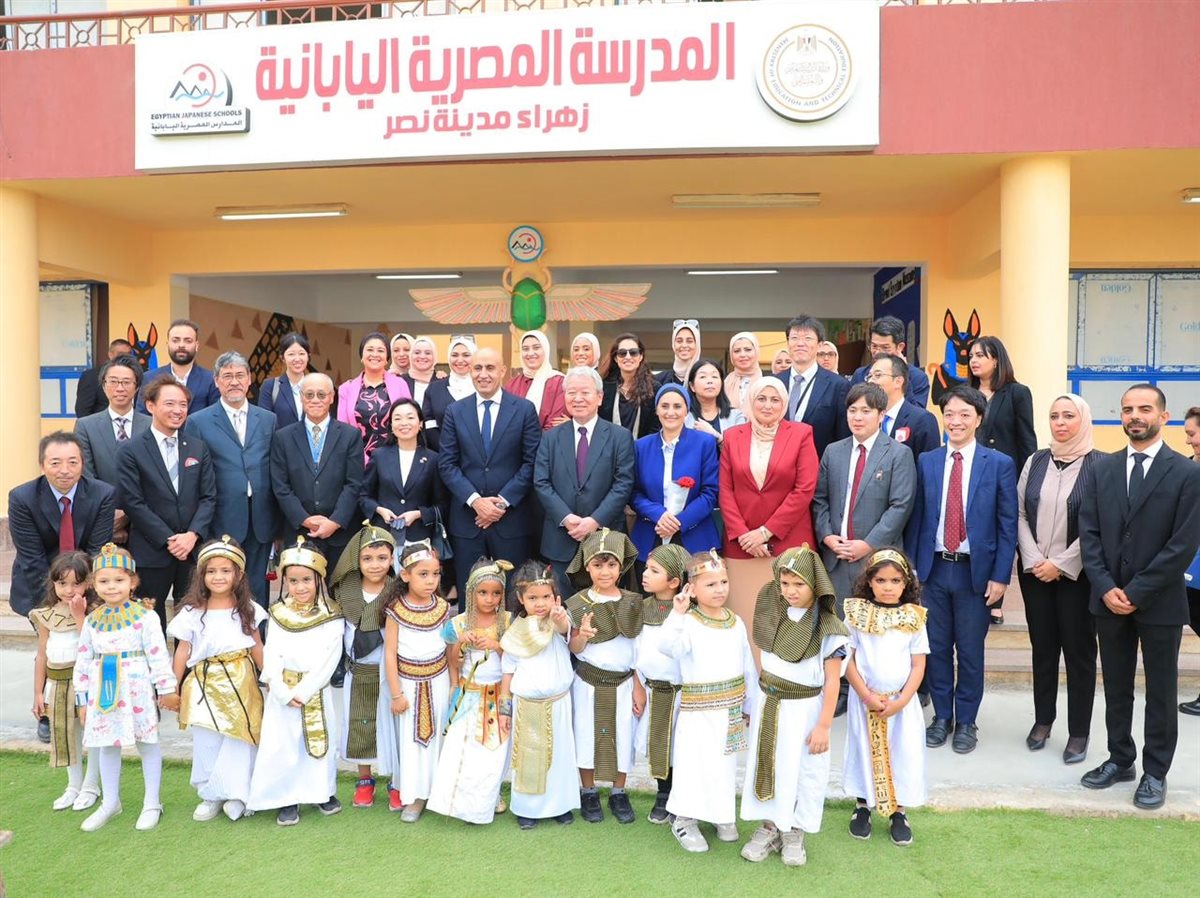 جولة الوزير والأميرة أكيكو تنتهي بصور تذكارية مع الطلاب