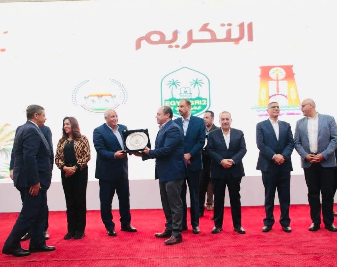 تكريم رئيس هيئة تنمية الصعيد في المعرض الزراعي الثاني في الوادي الجديد