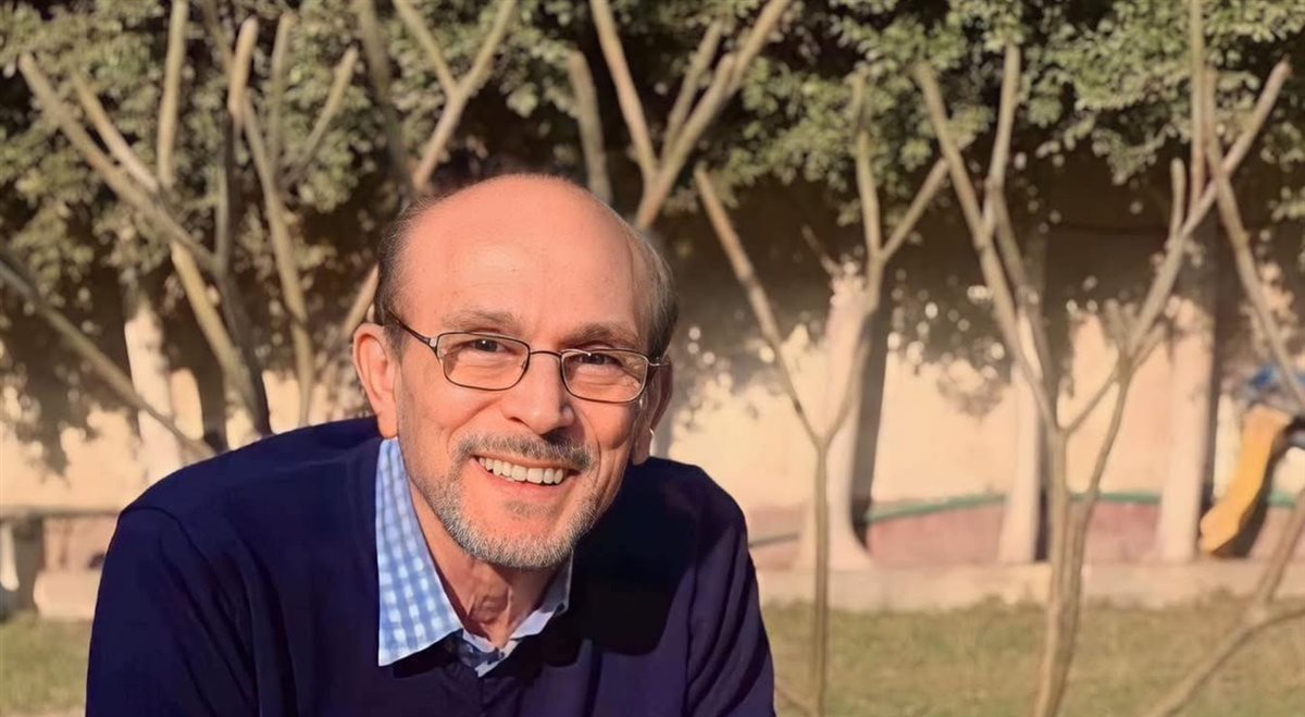الفنان محمد صبحي يتلقى الرعاية الطبية في أحد مستشفيات أكتوبر