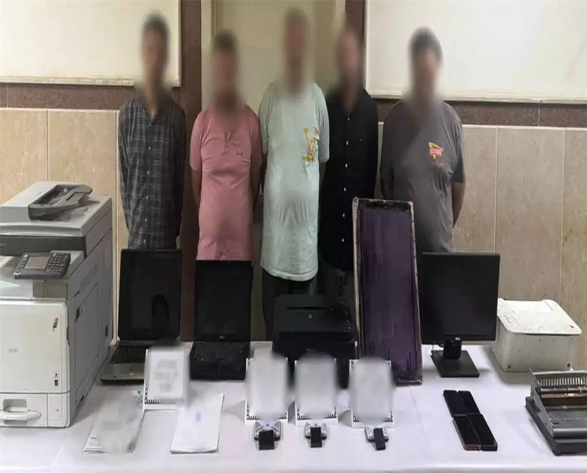 ضبط شخصين حاولا بيع سيارة بتوكيل مزور وضبط ثلاثة مشاركين في التزوير