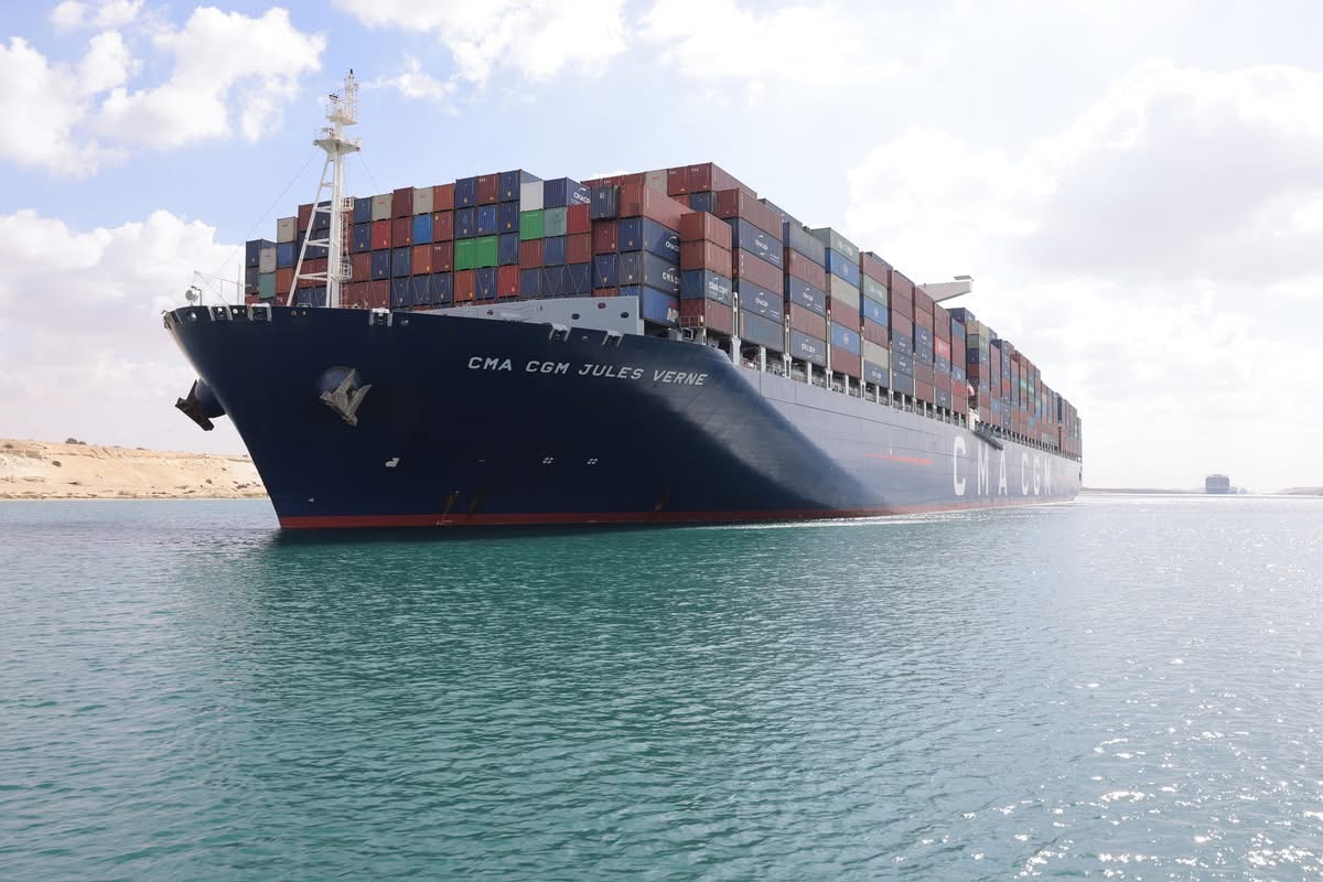 سفن CMA CGM العملاقة تعبر قناة السويس