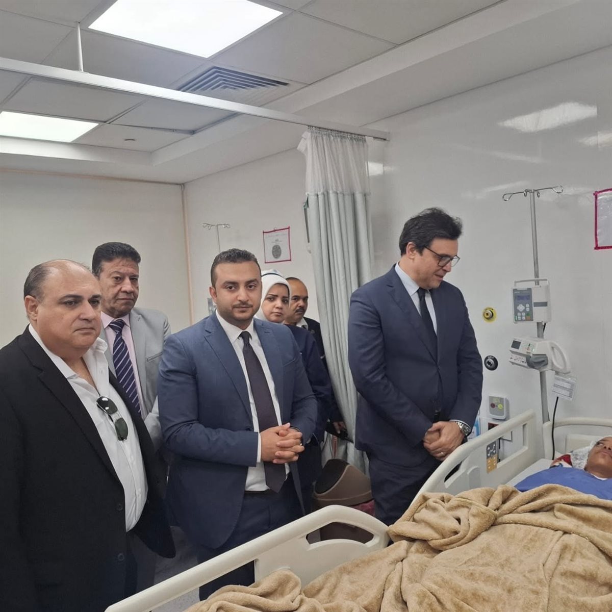 وزير الثقافة يزور مصابي حادث طلاب أسوان بالأقصر