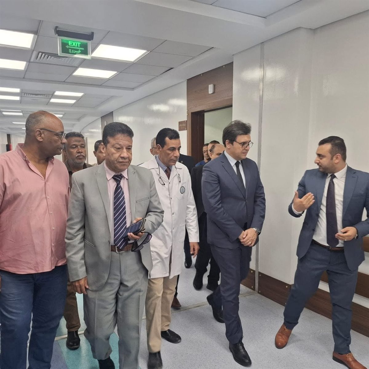 وزير الثقافة يتابع حالات طلاب أسوان المصابين