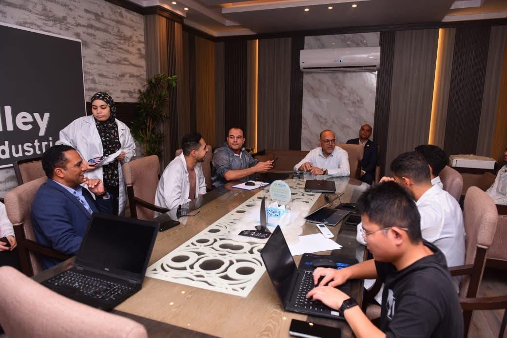 وزير العمل يتابع تطبيق قانون العمل الجديد داخل المناطق الصناعية بالسويس