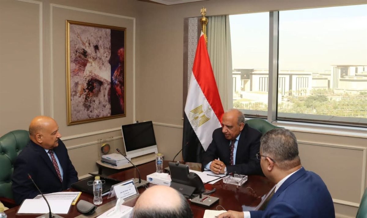 وزارة الكهرباء تبحث تطوير آليات استغلال الخامات الأرضية