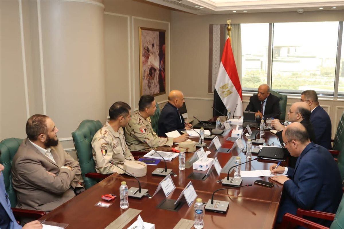 اجتماعًا لمناقشة التعاون الموسع في استغلال الخامات الأرضية