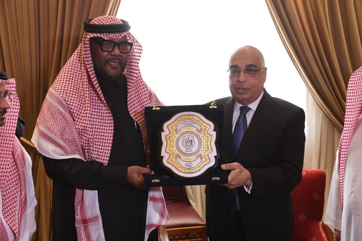 وزير العدل يتسلم درع تذكاري