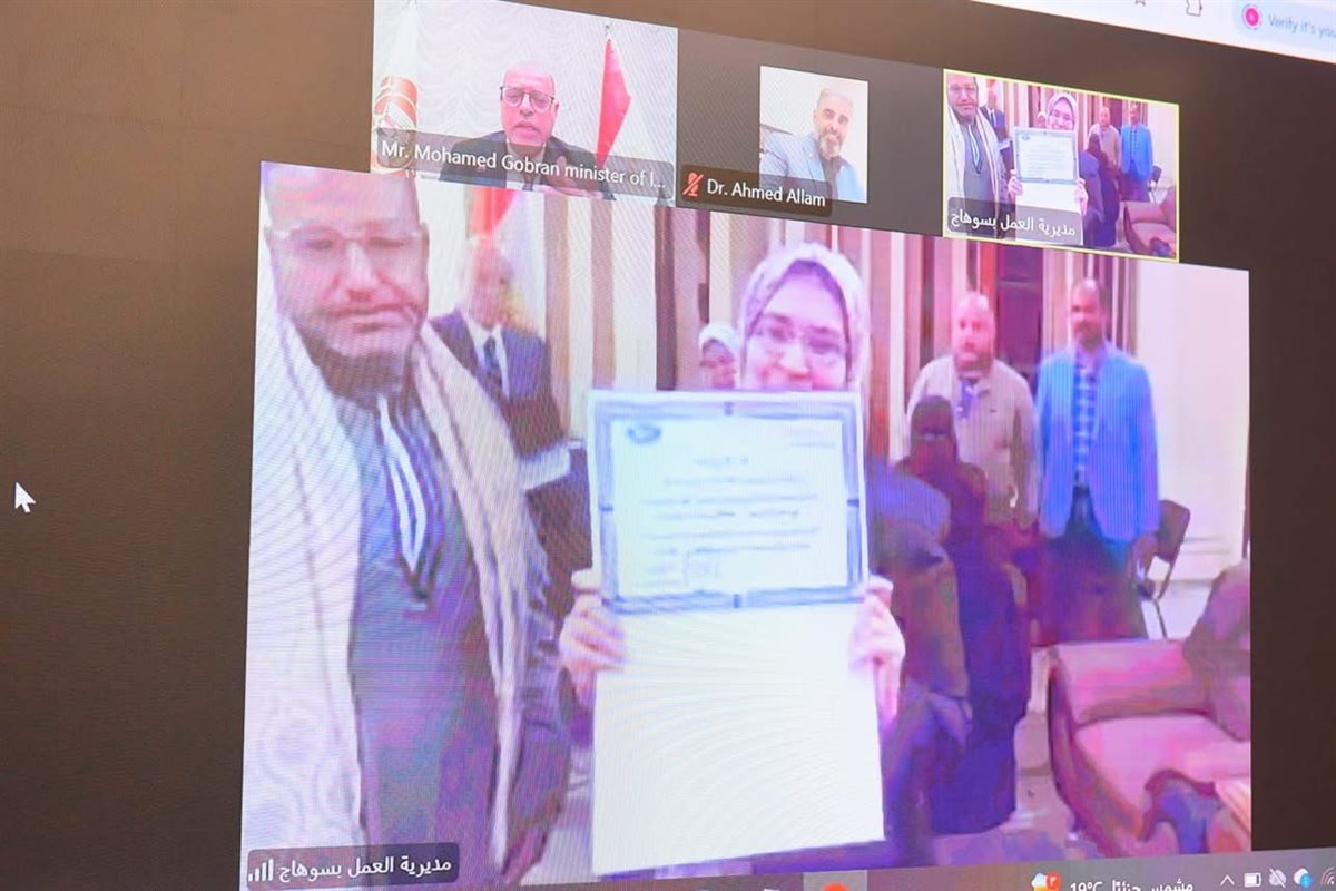 تسليم إعانات ضحايا ومصابي العمالة غير المنتظمة