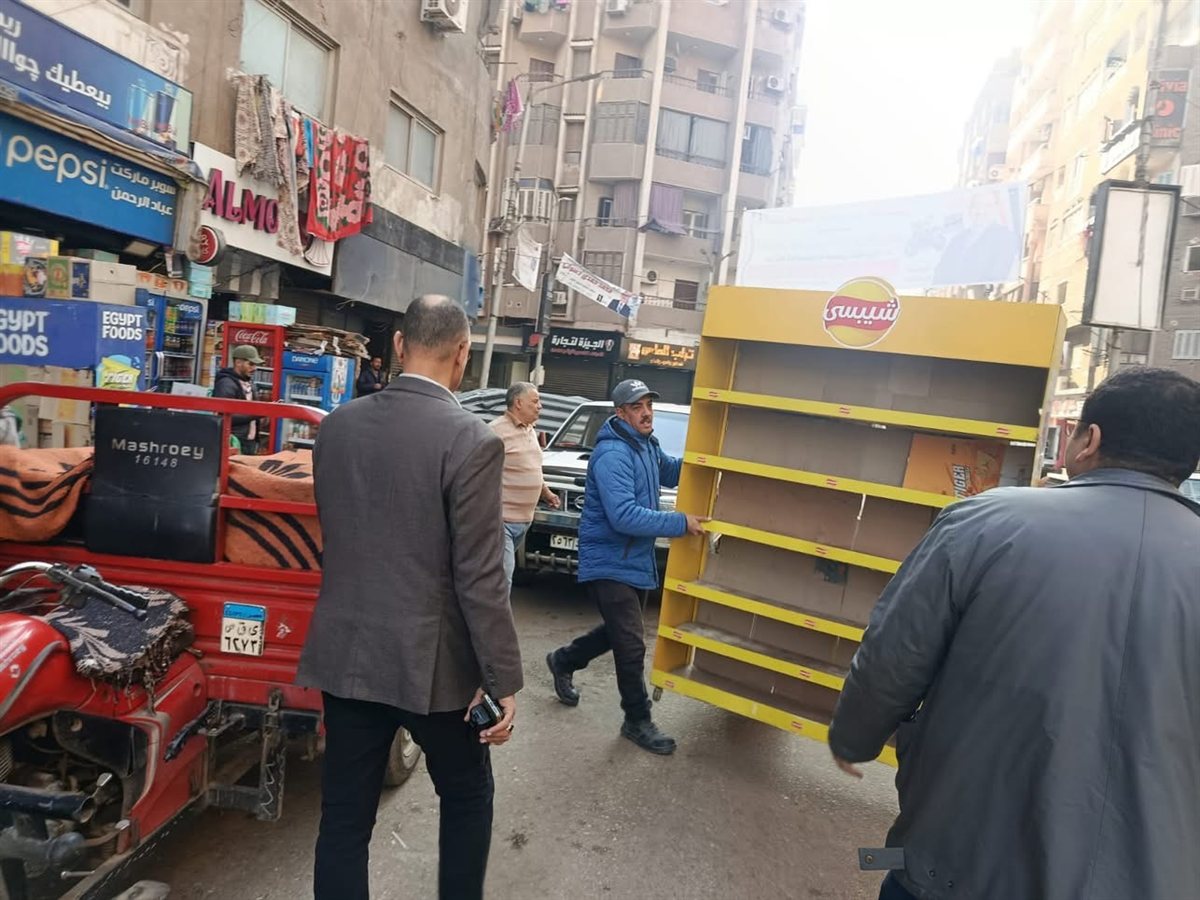 إزالة إشغالات الباعة الجائلين وفروشات المحال بحي شرق
