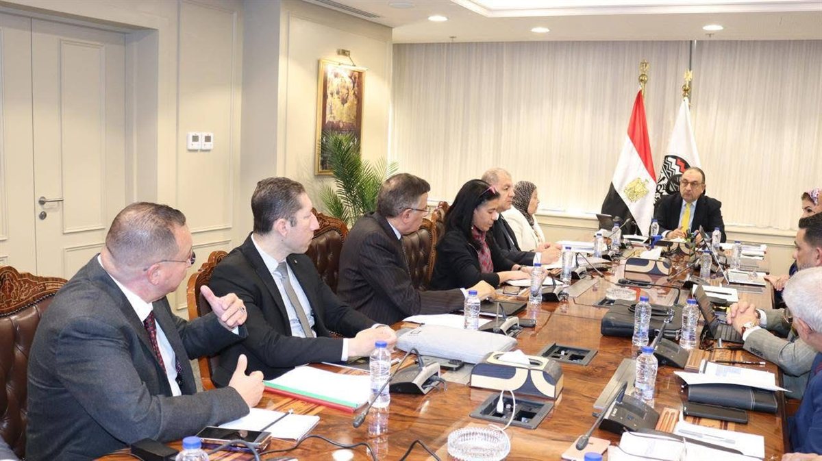 اجتماع دوري لمراجعة مراحل تنفيذ المشروع القومي للغزل والنسيج