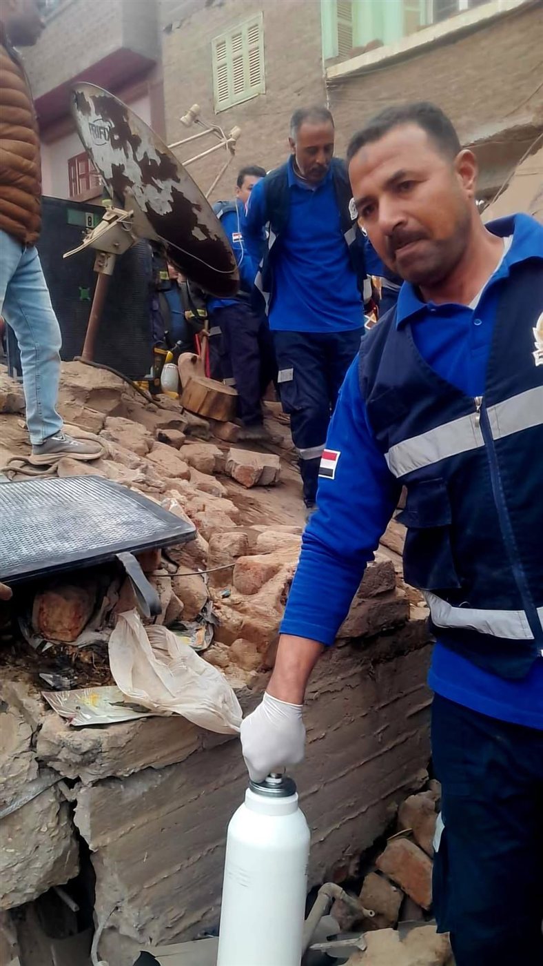 إمداد مواطن بالأكسجين تحت الأنقاض بعد انهيار منزل في أسيوط