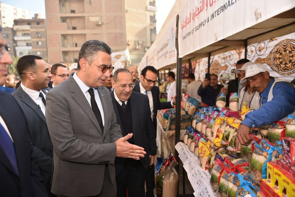 وزير التموين ومحافظ الجيزة يفتتحان سوق اليوم الواحد بشارع بفيصل