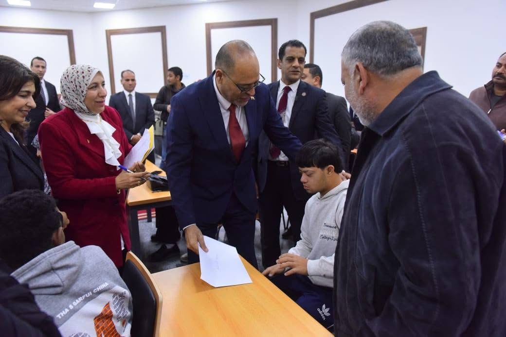 وزير العمل يسلّم 20 عقد عمل لذوي الهمم