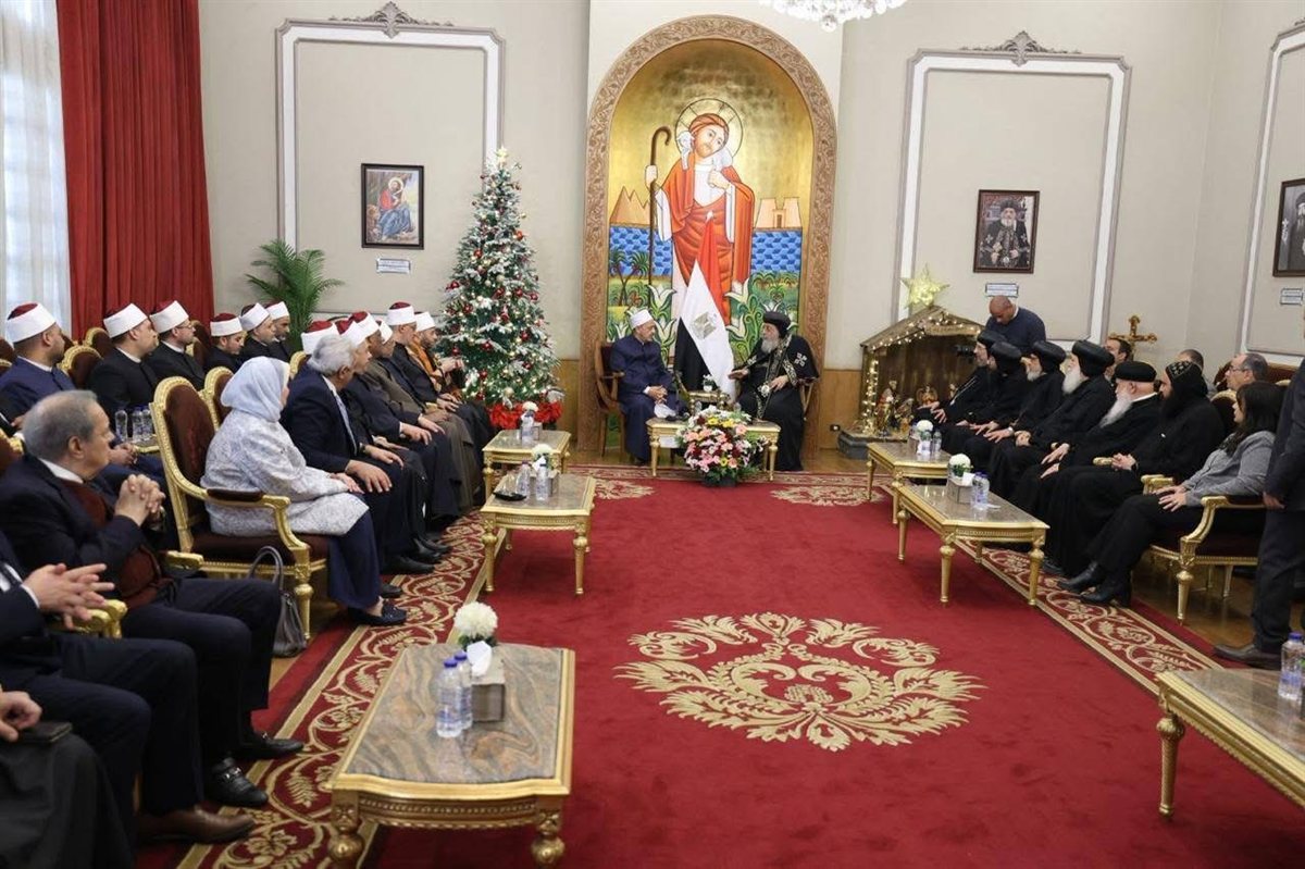 شيخ الأزهر يهنئ البابا تواضروس بعيد الميلاد