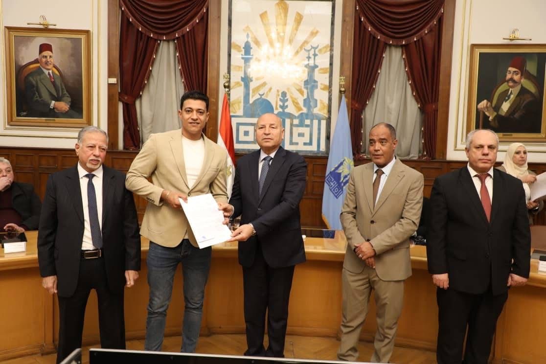 محافظ القاهرة يسلم عقود مصانع شق الثعبان
