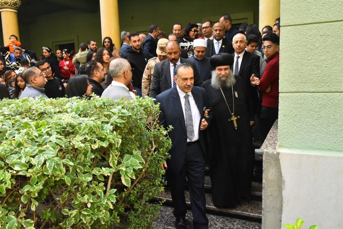 جولات محافظ أسيوط لتهنئة الأقباط بعيد الميلاد المجيد
