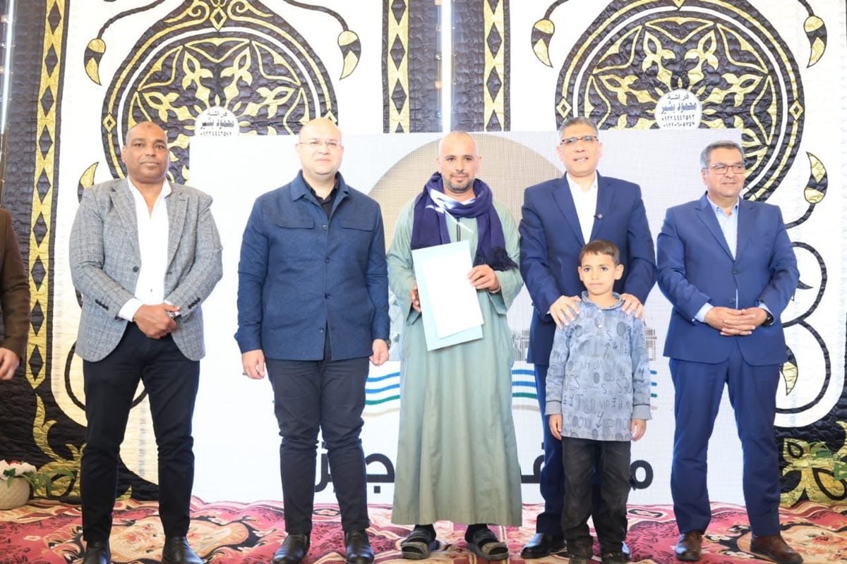 محافظ الجيزة يسلم عقود الوحدات السكنية لمتضرري السيول