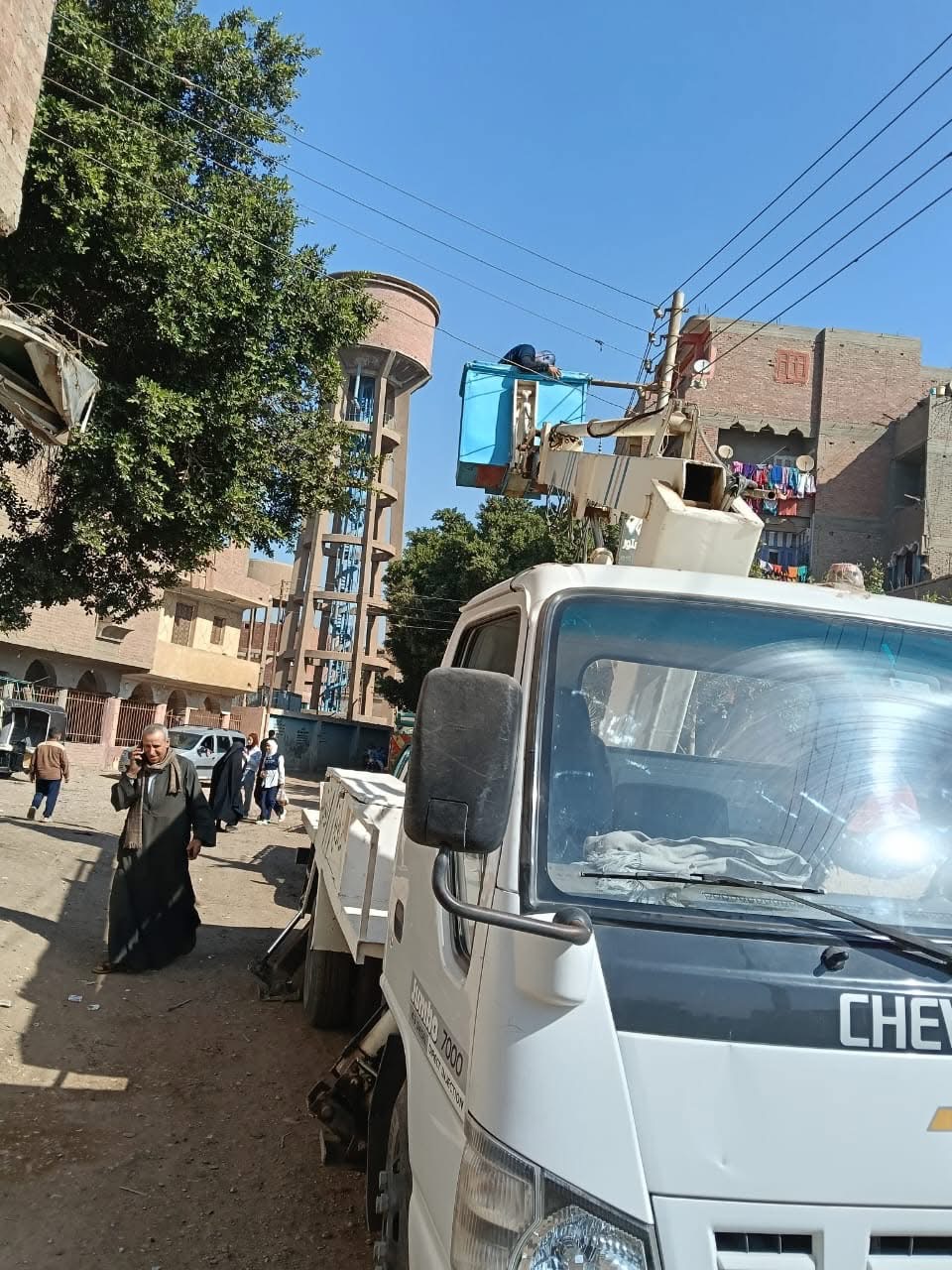 أعمال صيانة شاملة للإنارة العامة بقرية دوينة بمركز أبوتيج
