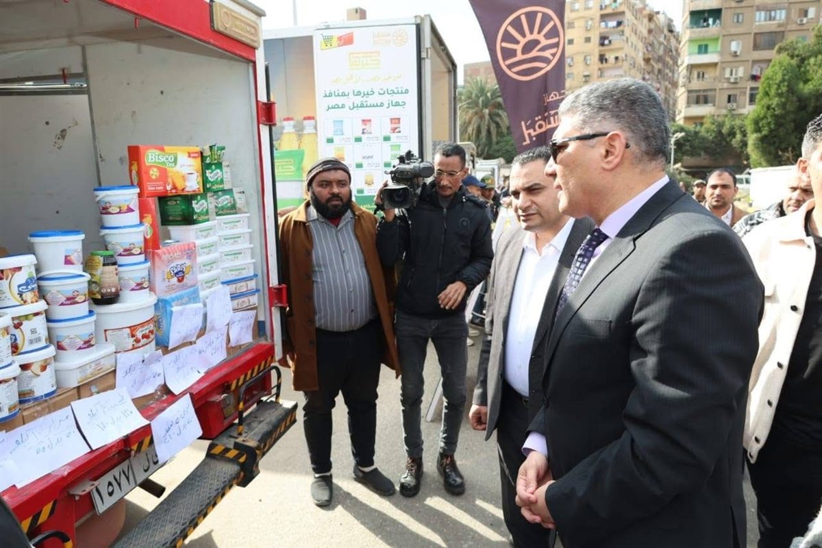 محافظ الجيزة يفتتح سوق «اليوم الواحد» بشارع الصوامع في حي إمبابة