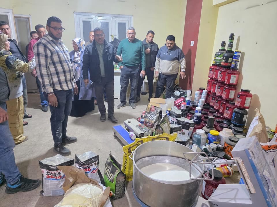 غلق وتشميع منشأة مكملات غذائية مخالفة في حي الطالبية