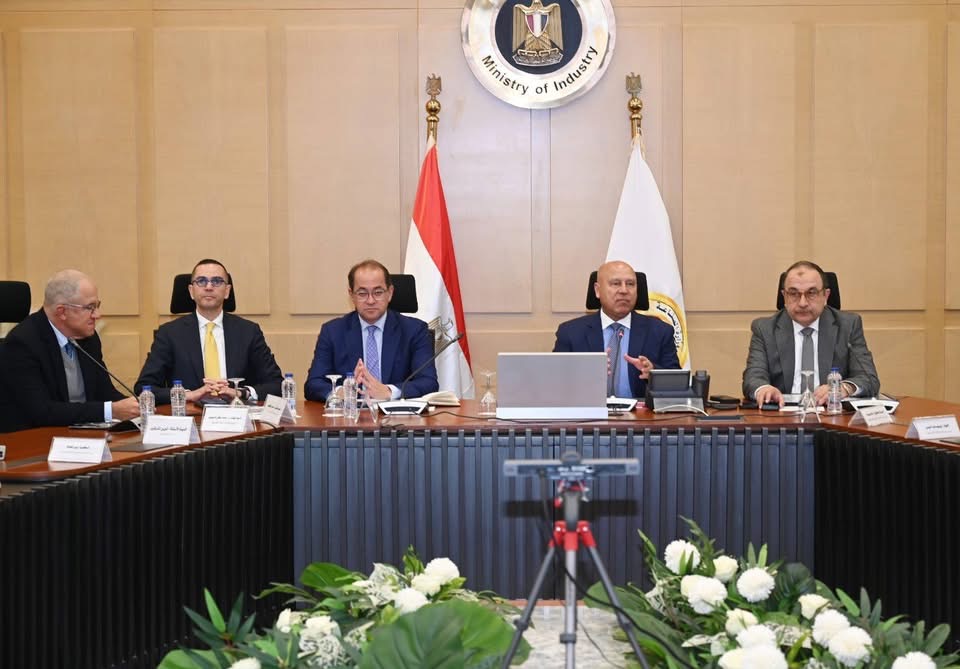 اجتماع موسع لبحث تعميق التصنيع المحلي في الغزل والنسيج