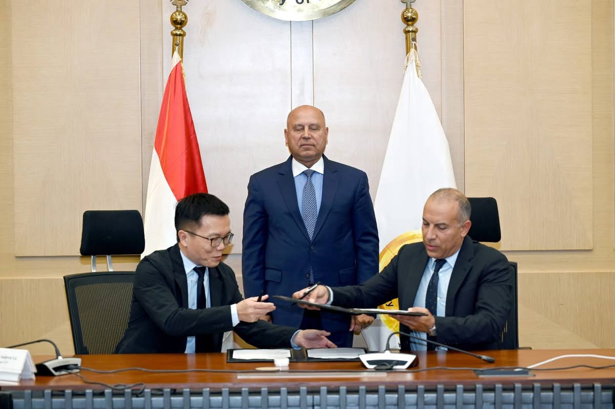 توقيع عقد إنشاء مجمع صناعي متكامل للغزل والنسيج