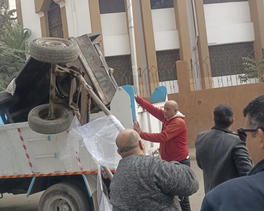 الزقازيق تواجه نباشي القمامة بحزم
