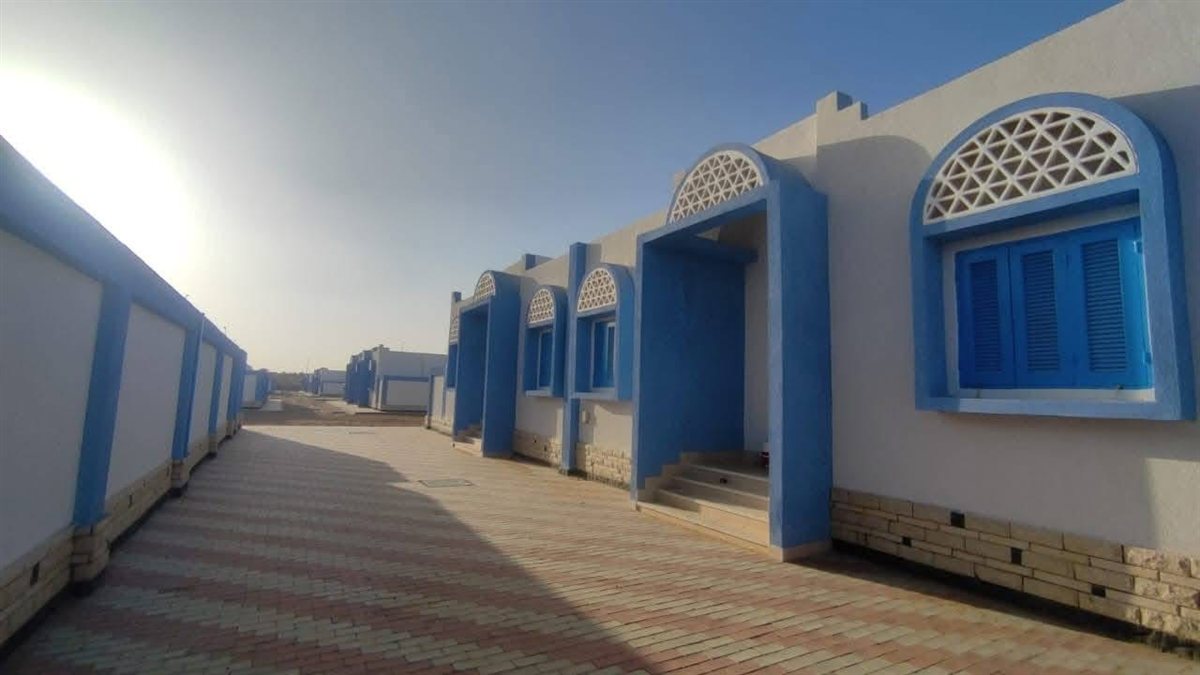 إجراء القرعة العلنية لمشروع 50 بيتًا ريفيًا بدويًا بالواحات البحرية
