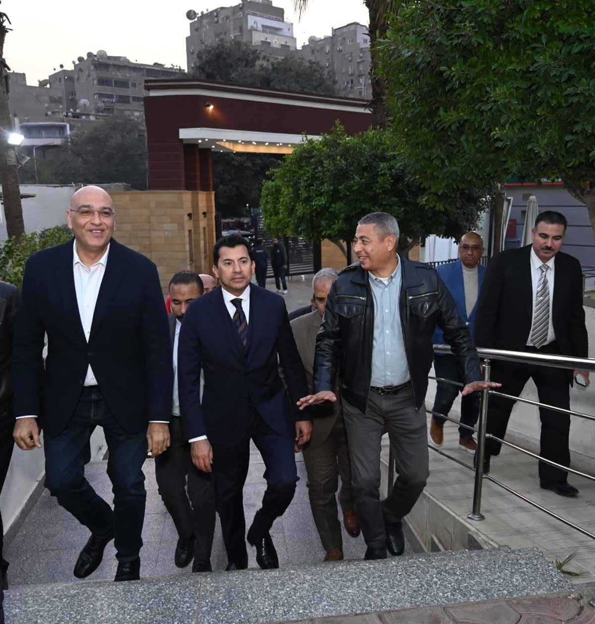 الدكتور أشرف صبحي خلال جولة تفقدية داخل نادي التوفيقية للتنس بالجيزة