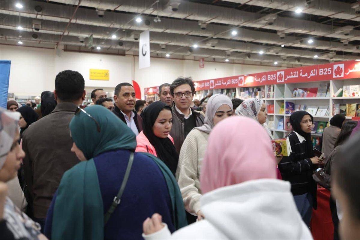الدكتور أحمد فؤاد هنو خلال جولته في معرض القاهرة الدولي للكتاب