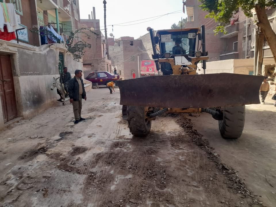 أعمال تمهيد الطرق بالقرى والنجوع بمحافظة أسيوط