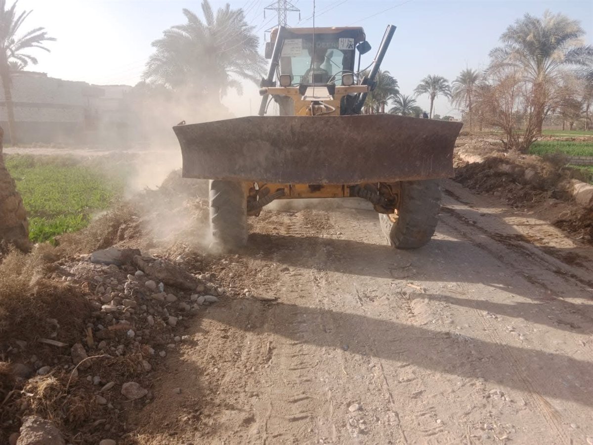 أعمال تمهيد الطرق بالقرى والنجوع بمحافظة أسيوط
