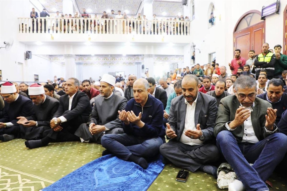 محافظ المنيا يصلي الجمعة بمسجد أبو شحاتة مطاي