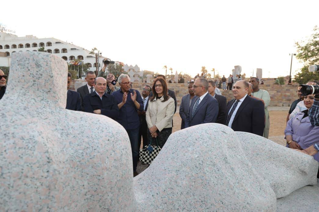 تفقدت وزيرة الثقافة أعمال الدورة الثلاثين لسمبوزيوم أسوان