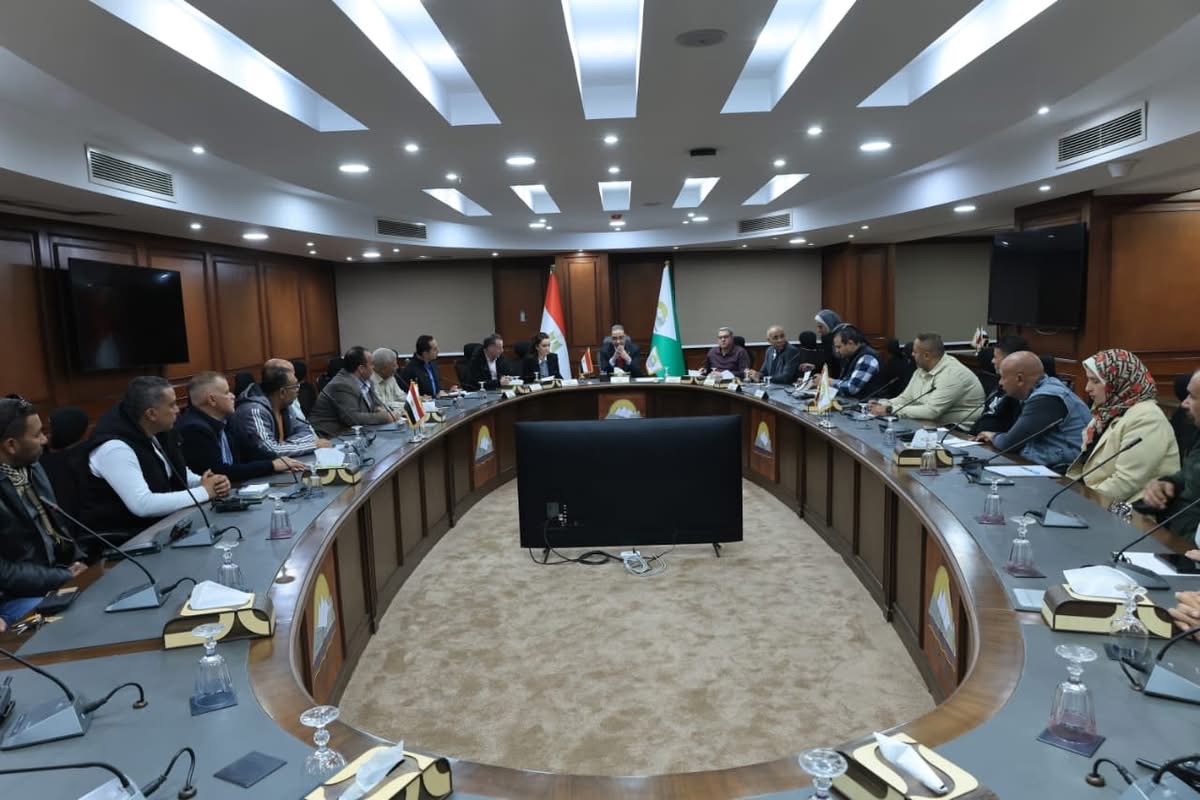 محافظ الجيزة يعقد اجتماعًا موسعًا لتطوير منظومة النظافة