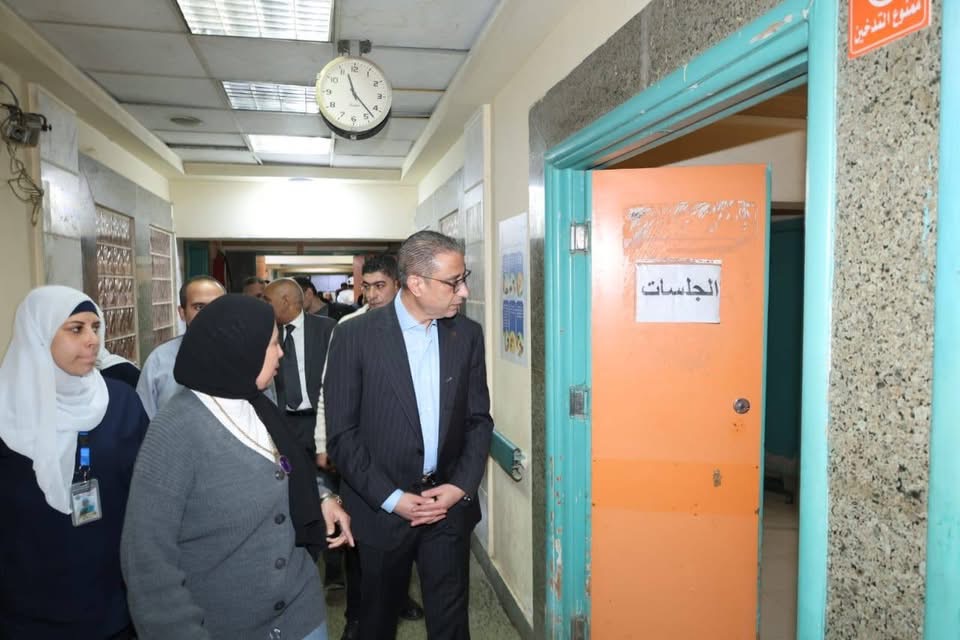 جولة مفاجئة بمحافظ الجيزة داخل مستشفى أبو النمرس