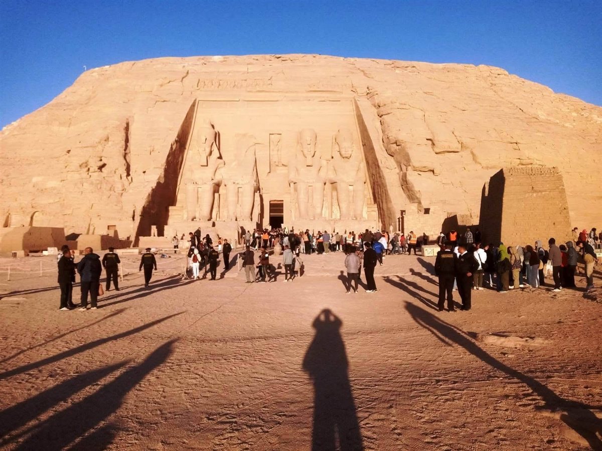 تعامد الشمس في أبو سمبل يجذب 2000 سائح