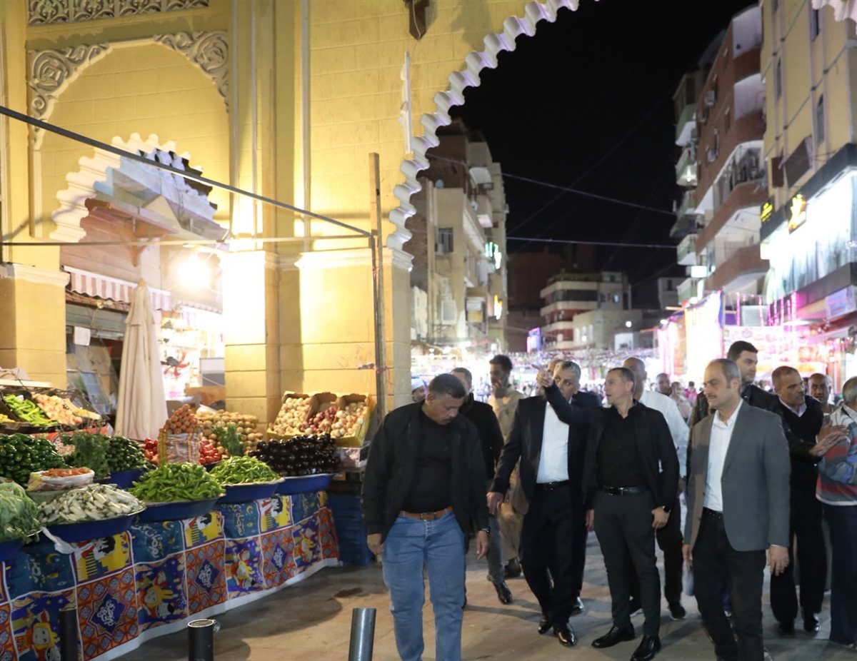 محافظ أسوان يقود حملة بالسوق السياحي القديم