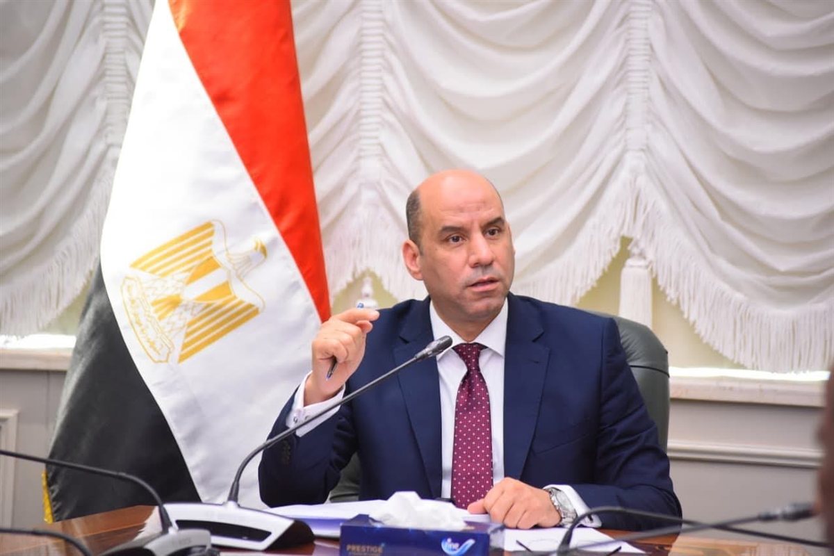 وزير العمل يتابع حادث انقلاب سيارة عمال على طريق العلمين