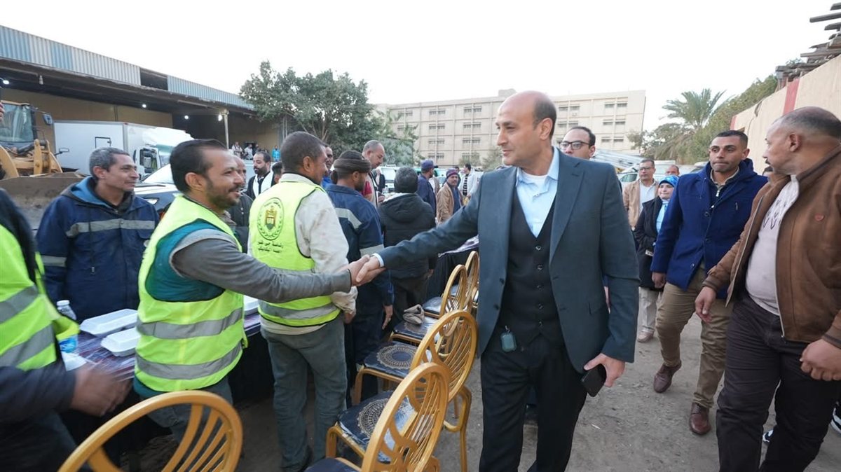 محافظ أسيوط يشارك عمال نظافة حي غرب إفطارًا جماعيًا
