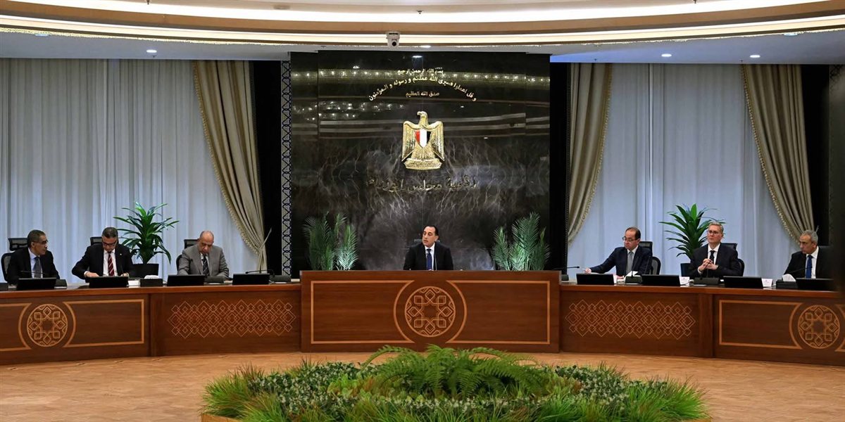 أسعار النفط تقفز والحكومة تراجع سيناريوهات الأزمة
