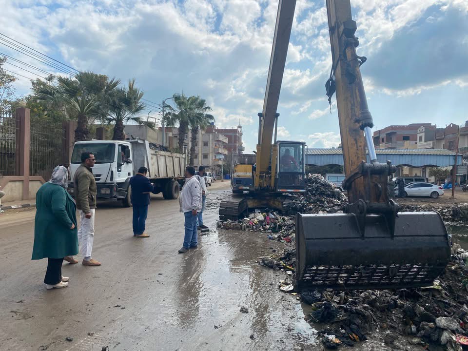 محافظ الدقهلية يوجه بتطهير ترعة الساحل الوسطى بشربين